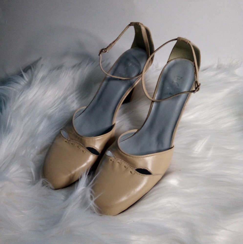 {EUC} women's b.c.b.g Paris heels size 7